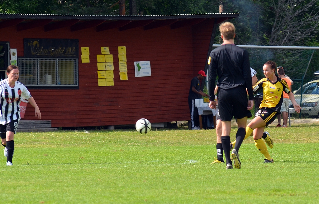 2013_0706_41.JPG - Hanna Garman spelar in bollen framför mål