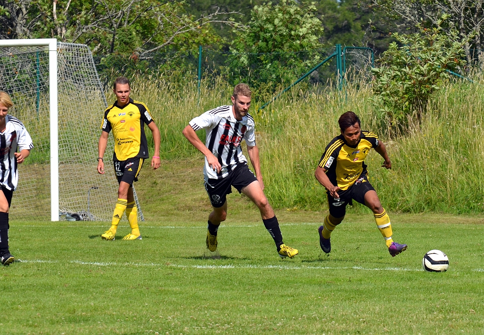 2013_0706_42.JPG - Mack Thachumphu bryter och driver upp bollen