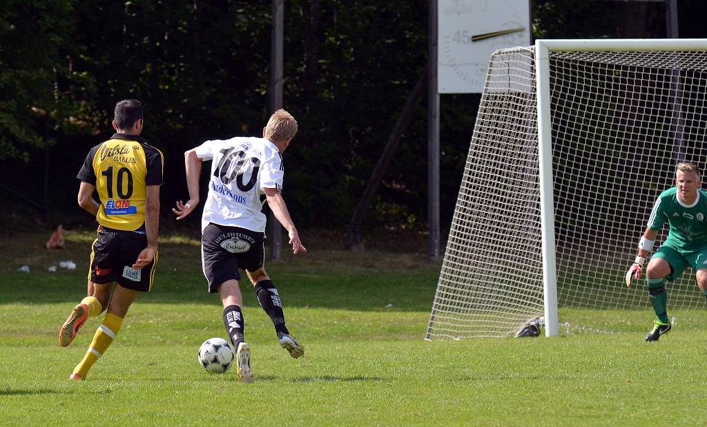 2013_0706_43.JPG - Södras Milad Saad försöker att komma förbi på utsidan