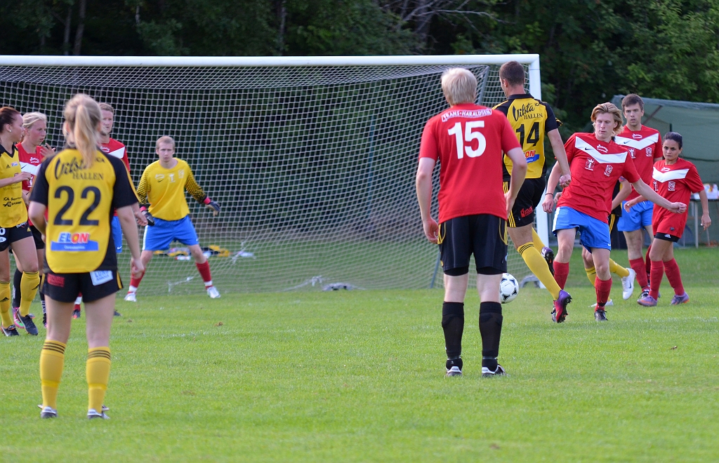 2013_0706_46.JPG - Dennis Boskailo försöker att komma till avslut