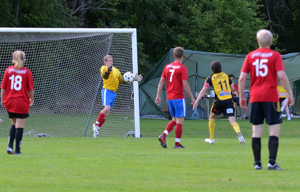 2013_0706_47.JPG - Valskogs målvakt räddar ett distansskott