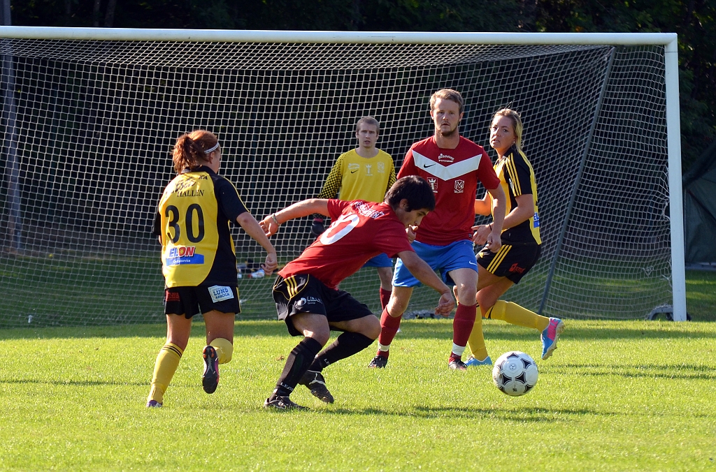 2013_0706_48.JPG - Ida Asp pressar på Valskogspelaren