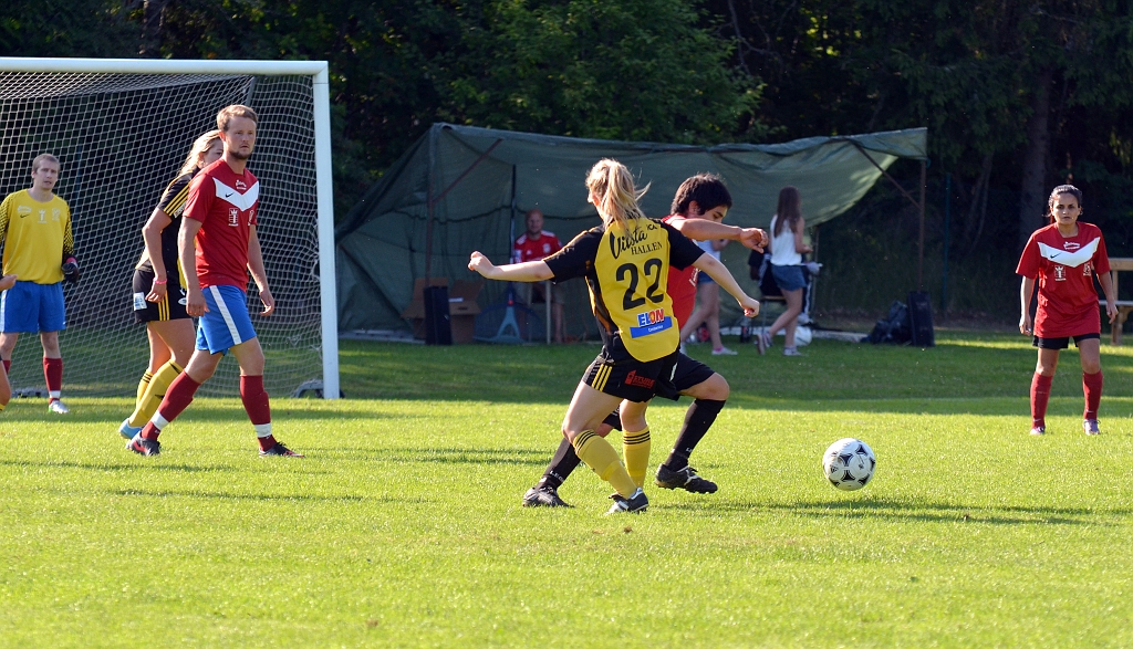 2013_0706_49.JPG - Amanda Hill pressar mot valskogspelaren