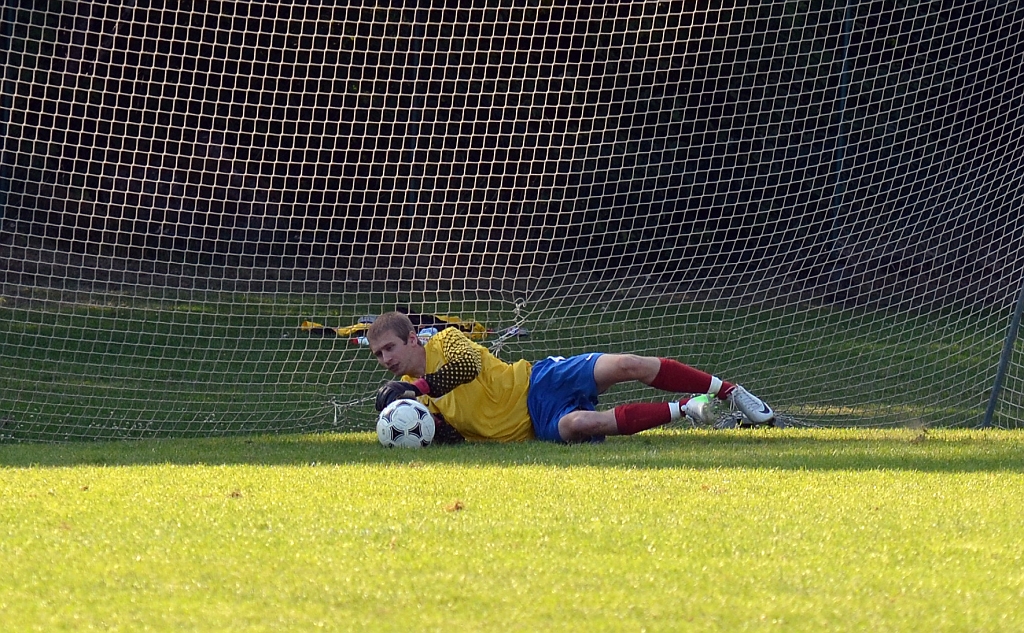 2013_0706_51.JPG - Valskogs målvakt räddar ett distansskott