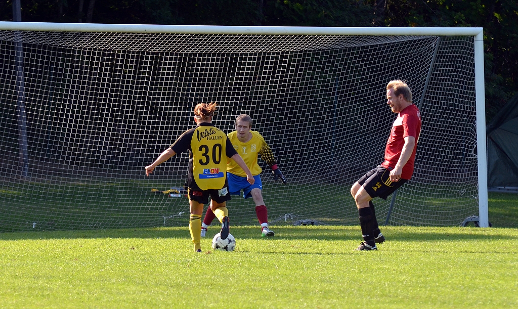 2013_0706_52.JPG - Ida Asp har ett bra läge framför målet