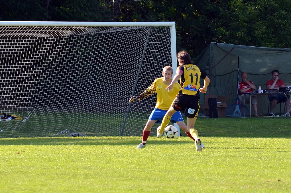 2013_0706_53.JPG - Niklas Fredriksson kommer mot målvakten, spelar bollen åt höger . . . .