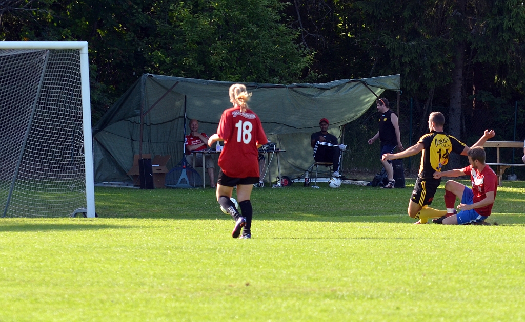 2013_0706_54.JPG - . . . . där kommer Dennis Boskailo och trycker in bollen i mål, 1-1