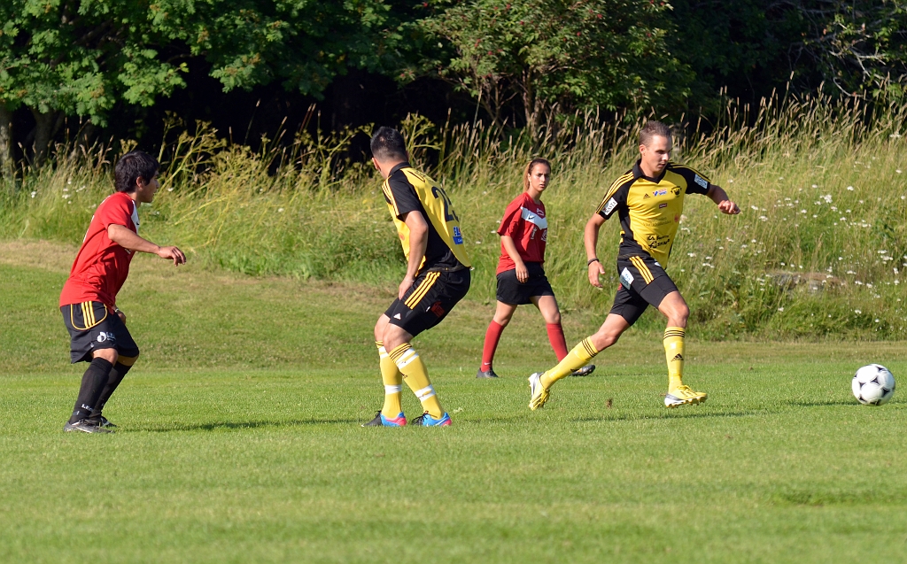 2013_0706_55.JPG - "Putte" Palmqvist tar hand om bollen