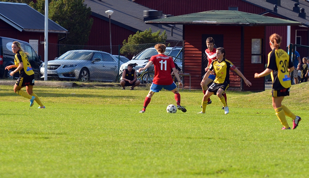 2013_0706_56.JPG - Niklas Fredriksson försöker att komma förbi försvararen