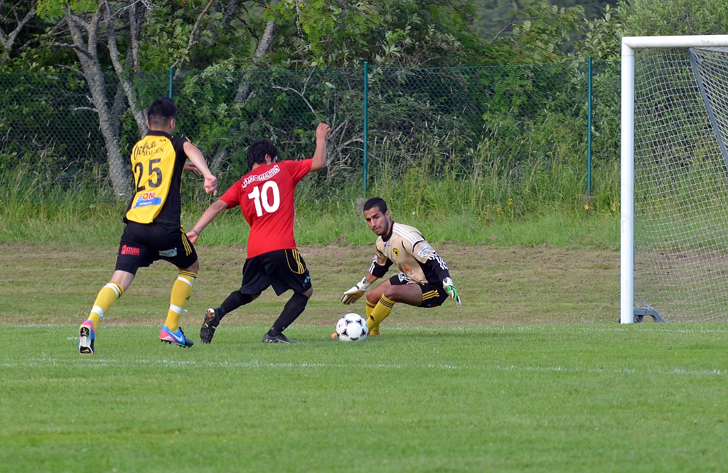 2013_0706_59.JPG - Valskogspelaren driver bollen mot mål . . . .