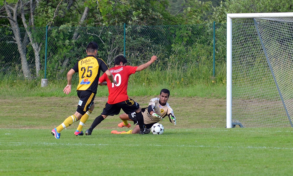 2013_0706_60.JPG - . . . . Södras tillfälliga målvakt i den här matchen Hazhar Qorbani slänger sig . . . .