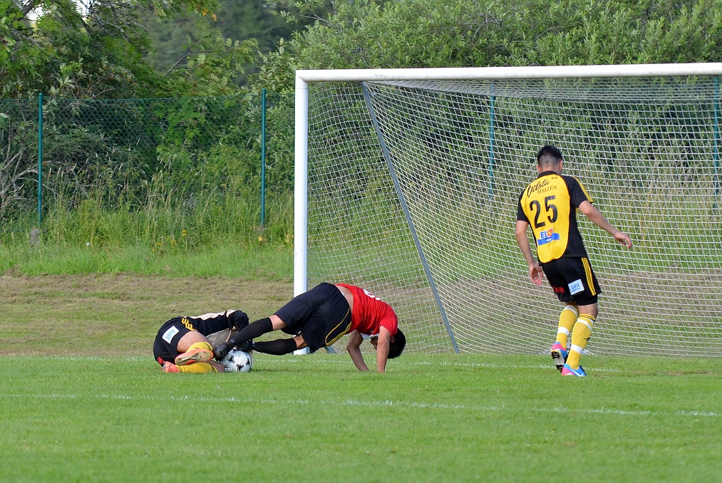 2013_0706_62.JPG - . . . . och håller den i ett fast grepp. En bra räddning av Hazhar Qorbani