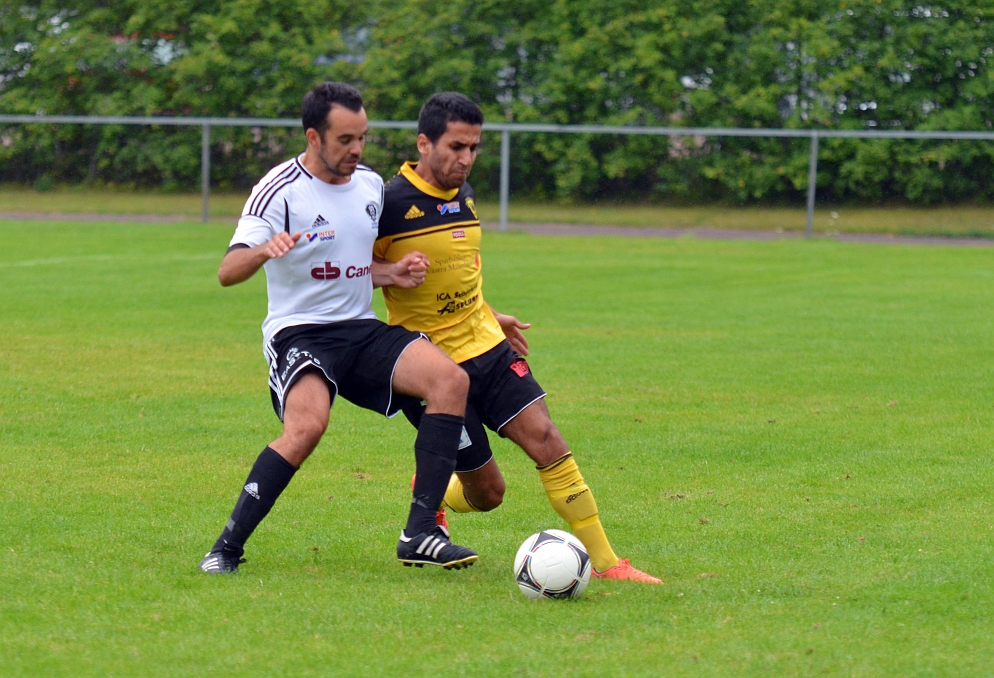2013_0818_02.JPG - Hazhar Qorbani i kamp om bollen