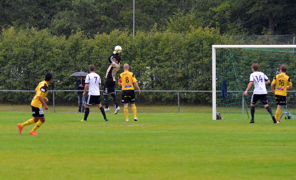 2013_0818_05.JPG - Regis Colombelli går upp och plockar in en höjdboll