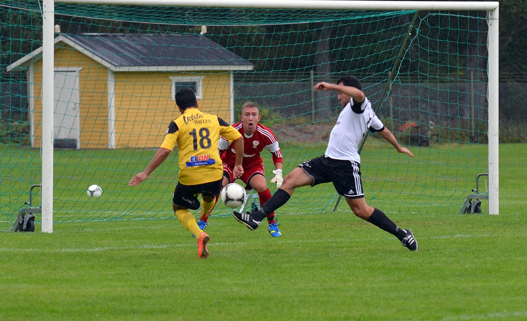 2013_0818_07.JPG - Hazhar Qorbani får ett bra läge framför målet . . . .