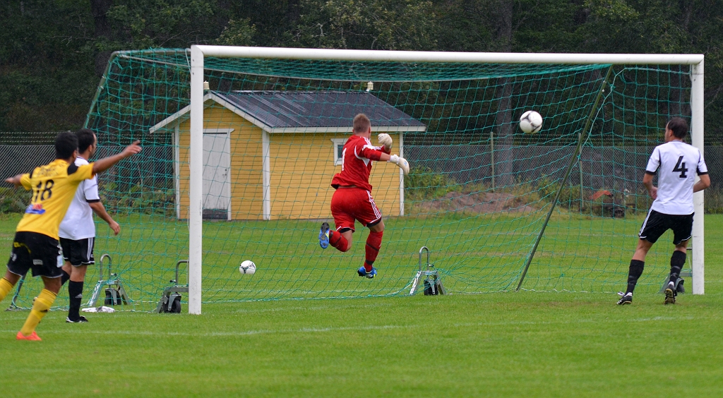 2013_0818_09.JPG - . . . . målvakten missar bollen och får vända in i målet och slår ut bollen på plan . . . .