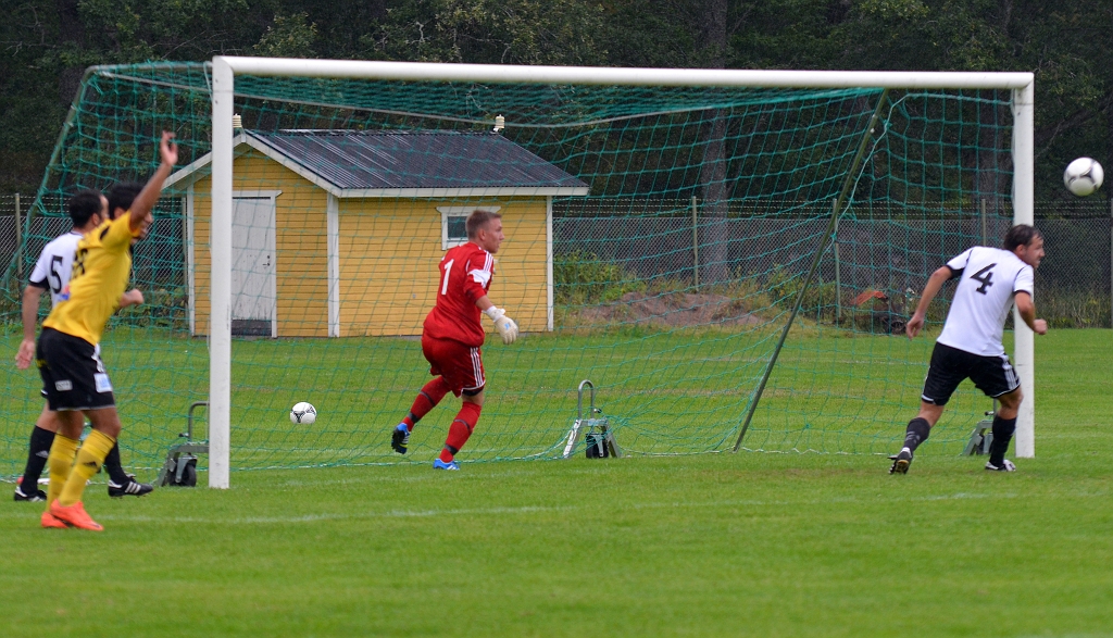 2013_0818_10.JPG - . . . . ass domaren har markerat att bollen var över linjen och domaren dömer mål, 1-0 till Södra