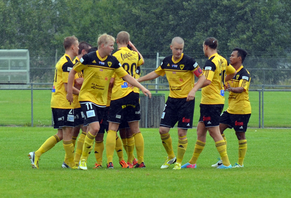 2013_0818_11.JPG - Glada Södraspelare i regnet efter ledningsmålet