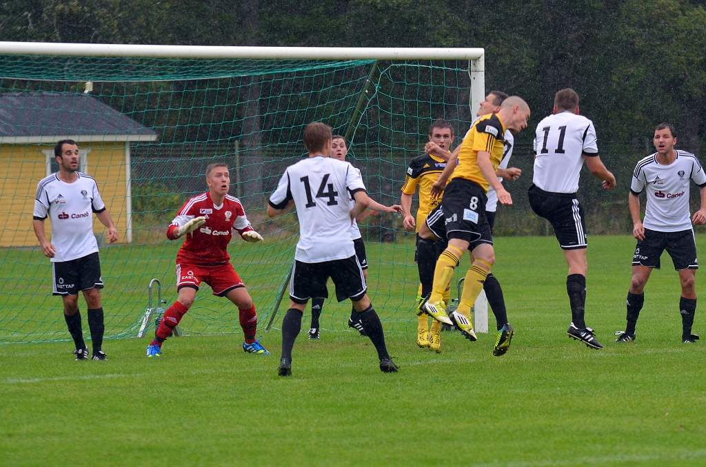 2013_0818_12.JPG - Gustav Gustavsson är uppe och nickar efter en hörna