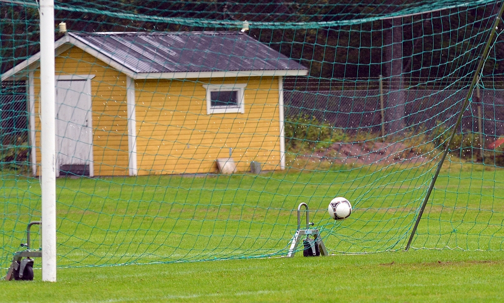 2013_0818_14.JPG - "Zico" Rocha har skjutet utifrån plan och bollen går i mål, 2-0 till Södra
