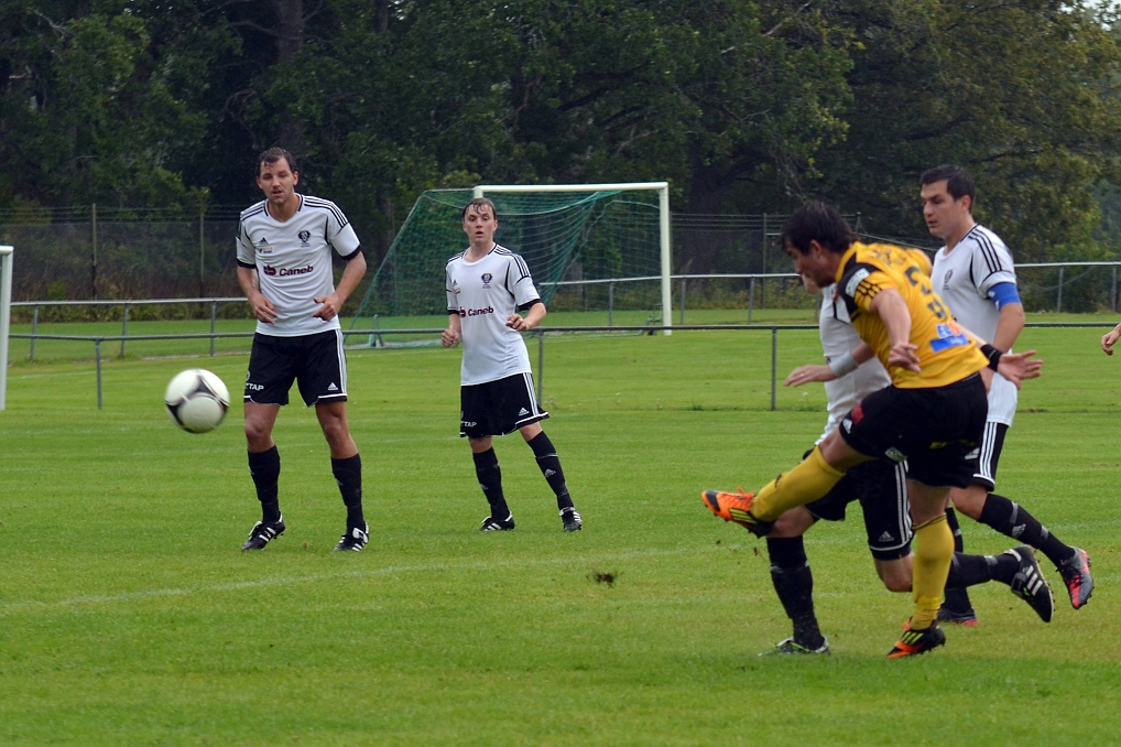 2013_0818_16.JPG - "Zico" Rocha testar med yterligare ett distansskott