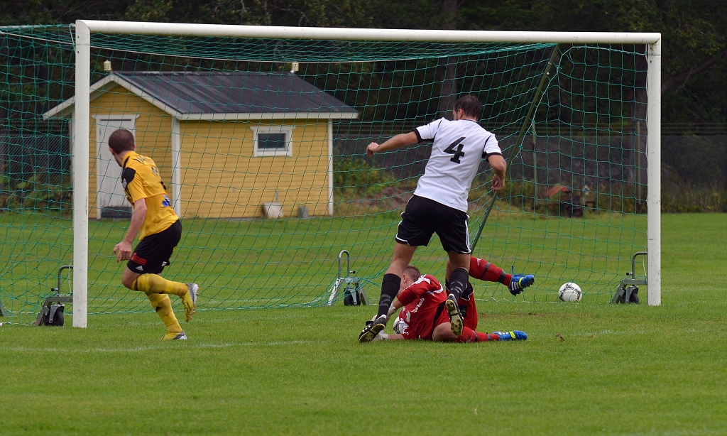 2013_0818_17.JPG - Brandon Wade är framme och oroar vid BK30 målet, men målvakten reder ut situatinen