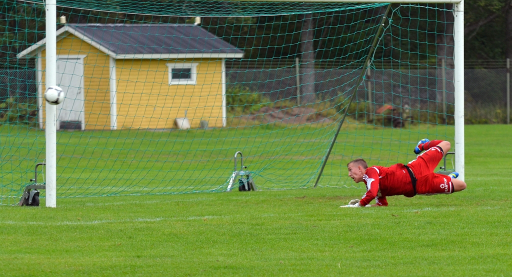 2013_0818_19.JPG - Ett distansskott som smiter precis utanför stolpen