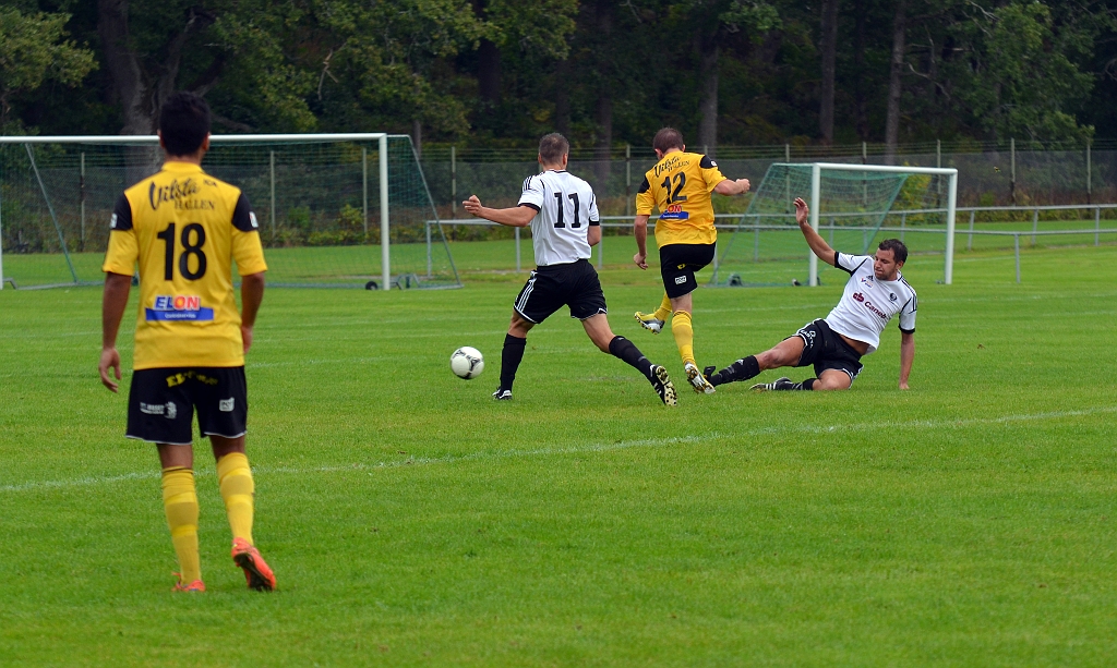 2013_0818_21.JPG - Brandon Wade skjuter mot mål . . . .