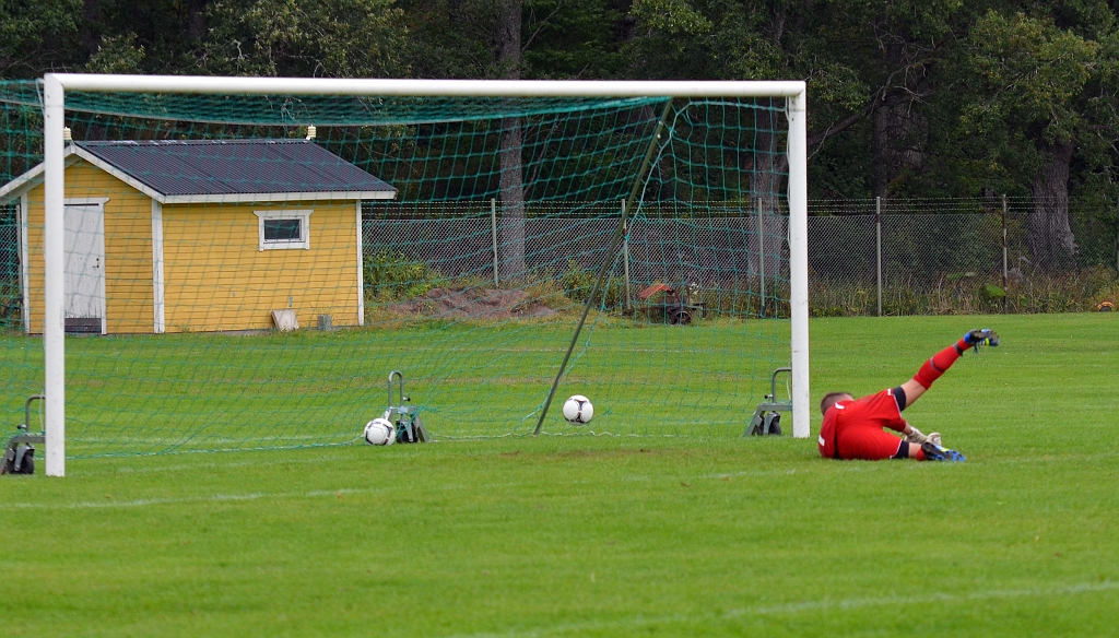 2013_0818_22.JPG - . . . . och bollen smiter in vid stolpen, 3-0 till Södra efter 35 min