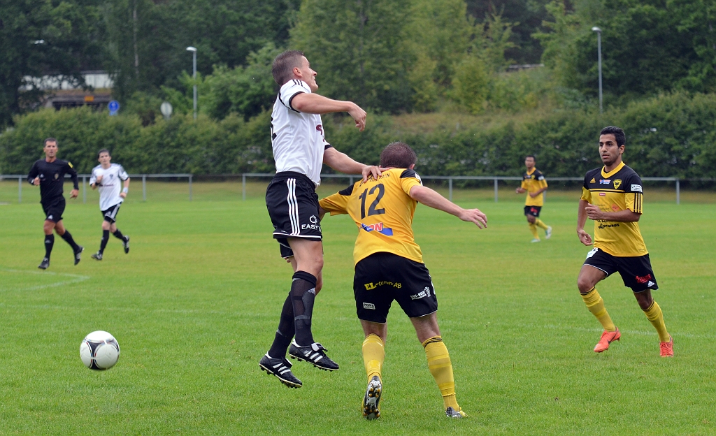 2013_0818_24.JPG - Brandon Wade i kamp om bollen