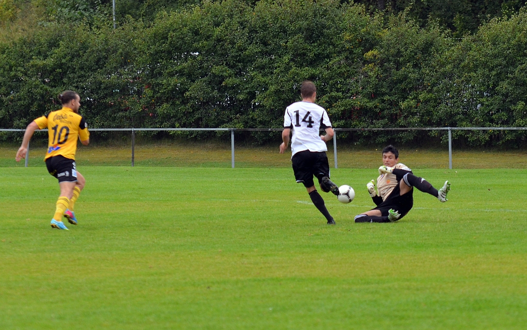 2013_0818_25.JPG - Regis Colombelli långt utanför straffområdet och bryter ett anfall, fick gult kort för att tagit bollen med handen . . . .