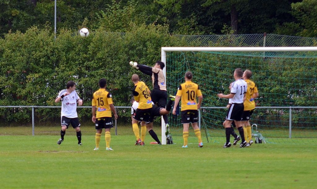 2013_0818_27.JPG - Regis går upp och boxar undan bollen efter en hörna