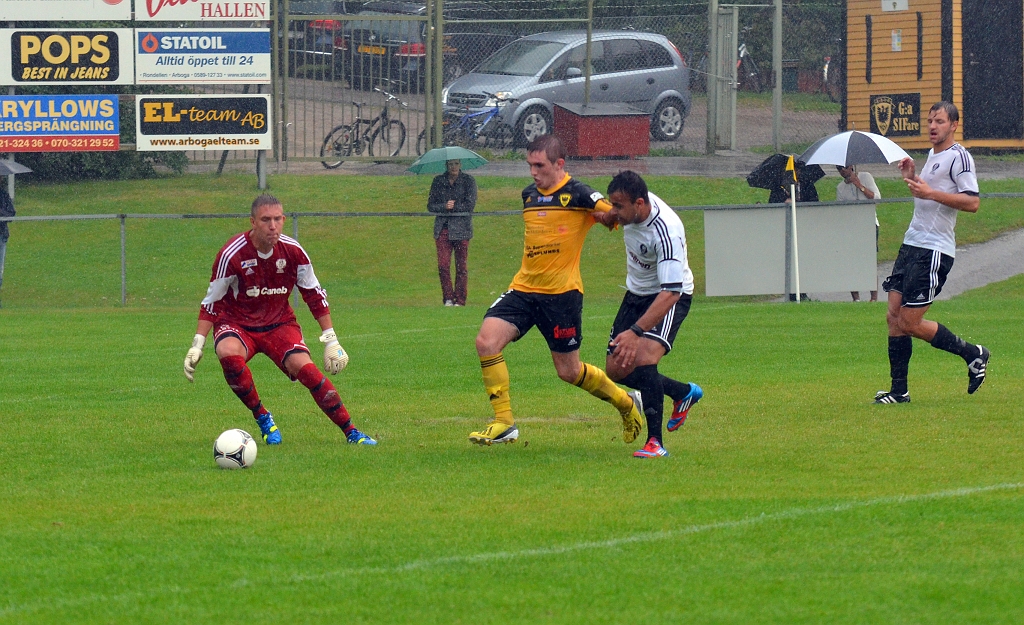 2013_0818_28.JPG - Brandon Wade försöker att komma till avslut