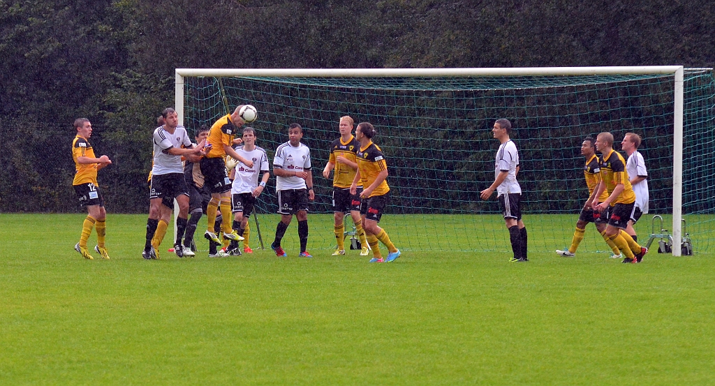 2013_0818_29.JPG - Gustav Gustavsson nickar undan bollen