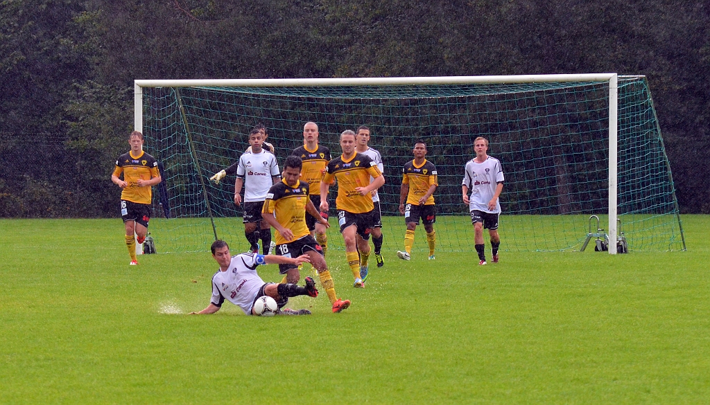 2013_0818_30.JPG - Det börjar bli blött på planen efter störtskuren på Ekbacken