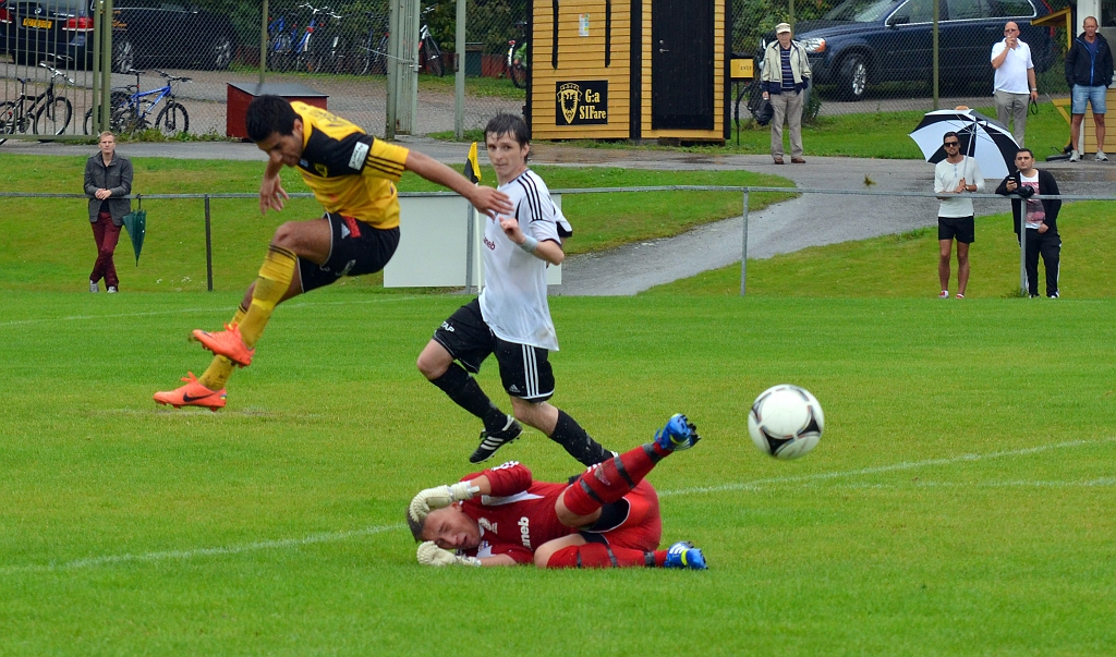 2013_0818_31.JPG - BK30 målvakten långt ute och bryter