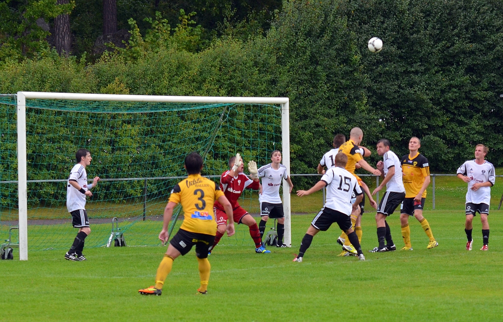 2013_0818_34.JPG - Gustav Gustavsson är uppe och nickar efter en hörna