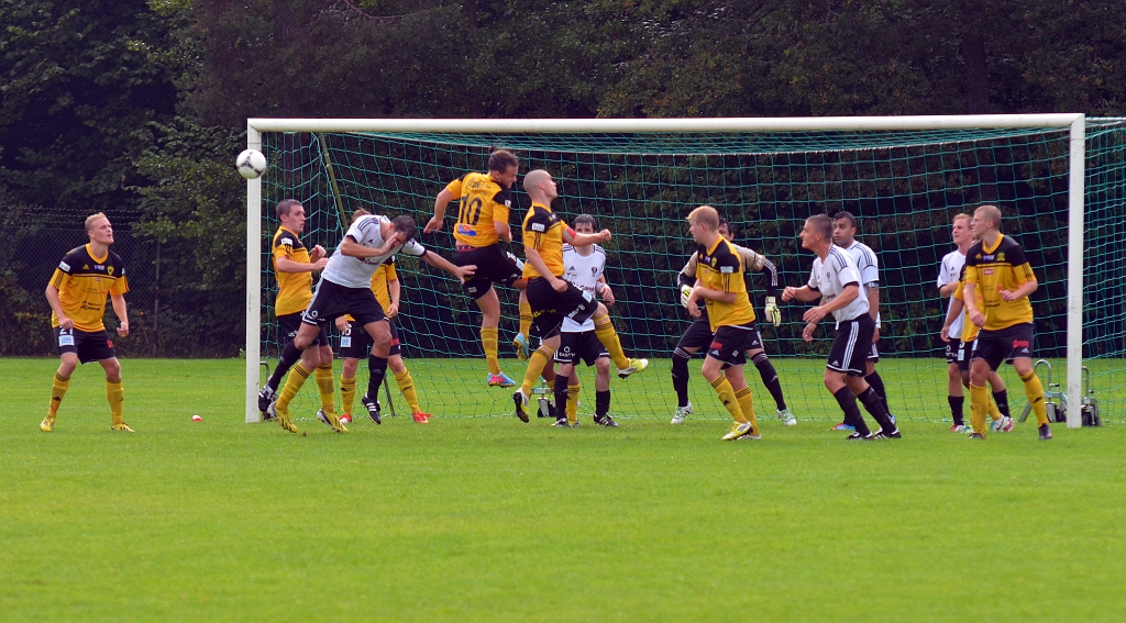 2013_0818_35.JPG - Södraförsvaret nickar undan bollen efter en hörna
