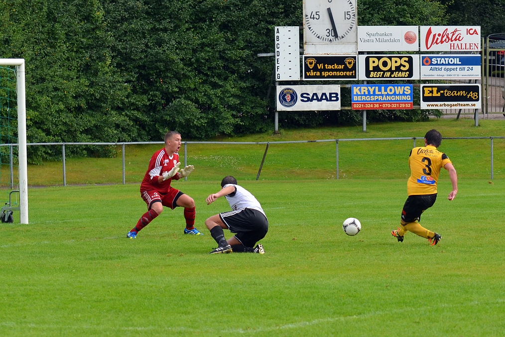 2013_0818_37.JPG - . . . . fintar honom en gång till och skjuter/placerar bollen förbi målvakten . . . .