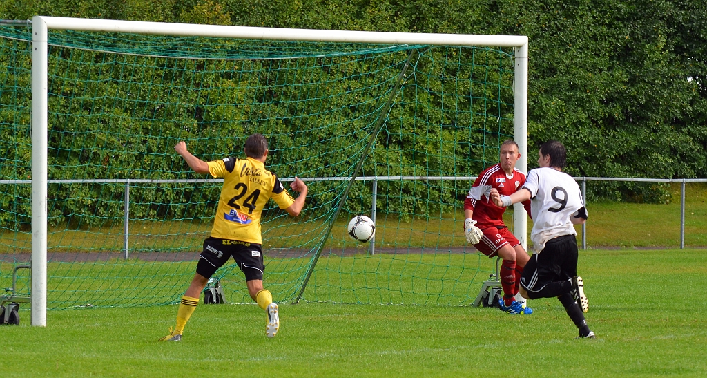 2013_0818_40.JPG - Ett hårt inspel från högerkanten . . . .