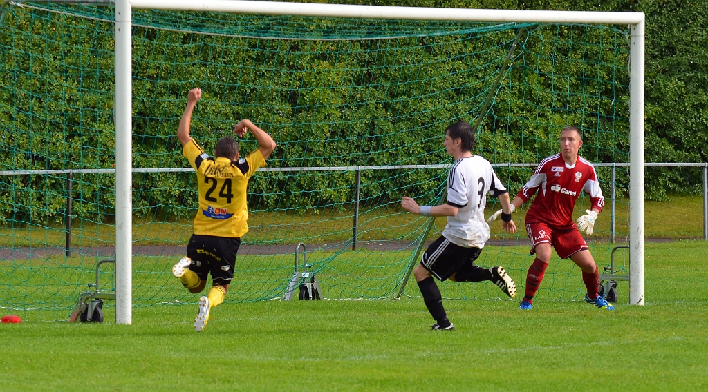 2013_0818_41.JPG - . . . . går fram till Patrik "Putte" Palmqvist . . . .