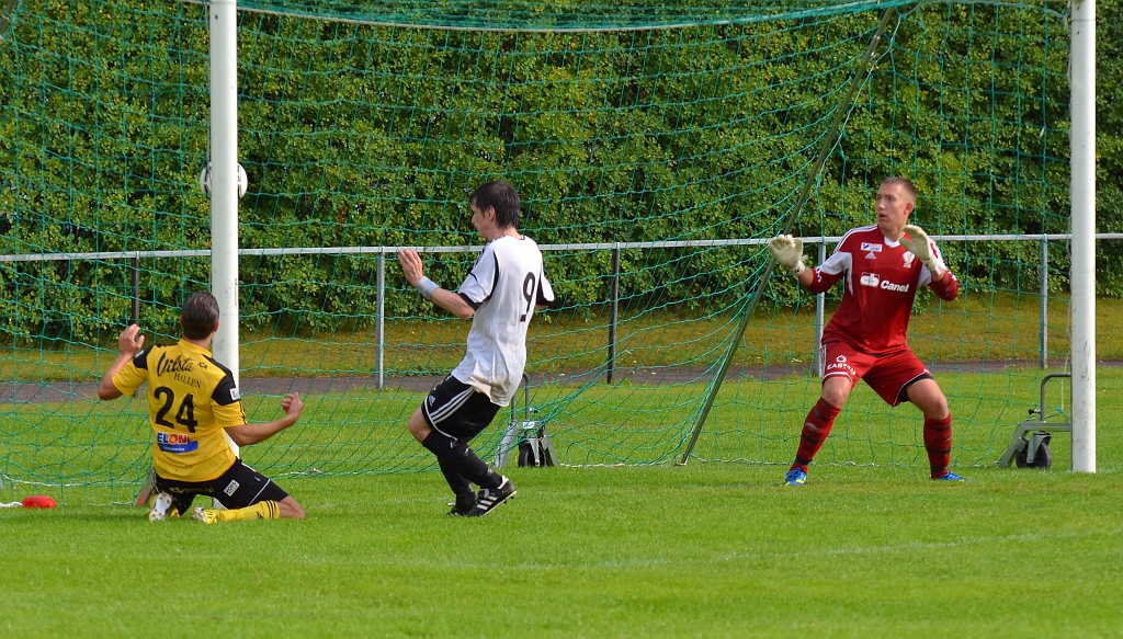 2013_0818_42.JPG - . . . . som med kroppen styr in bollen i mål, 5-1 till Södra