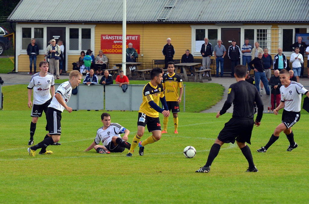 2013_0818_44.JPG - Mergim Bekaj söker efter ett passningsalternativ