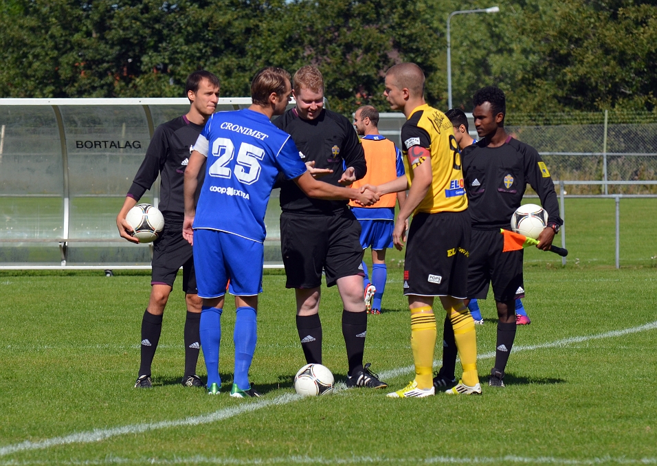 2013_0824_01.JPG - Lagkaptenerna hälsar på varandra och på domarna