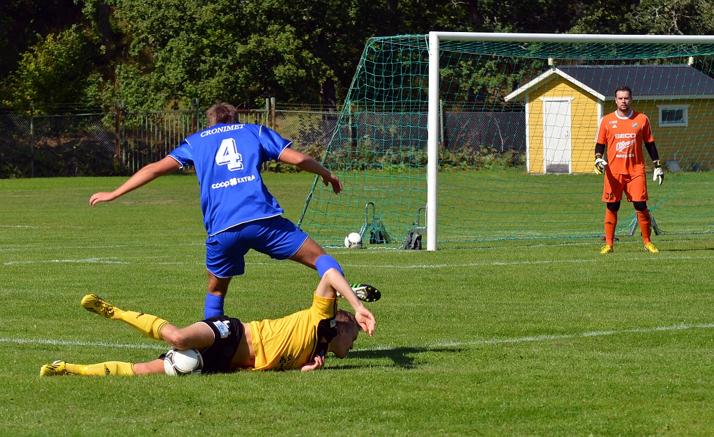 2013_0824_02.JPG - Sebastian Fahlberg rivs ner i första anfallet och får frispark