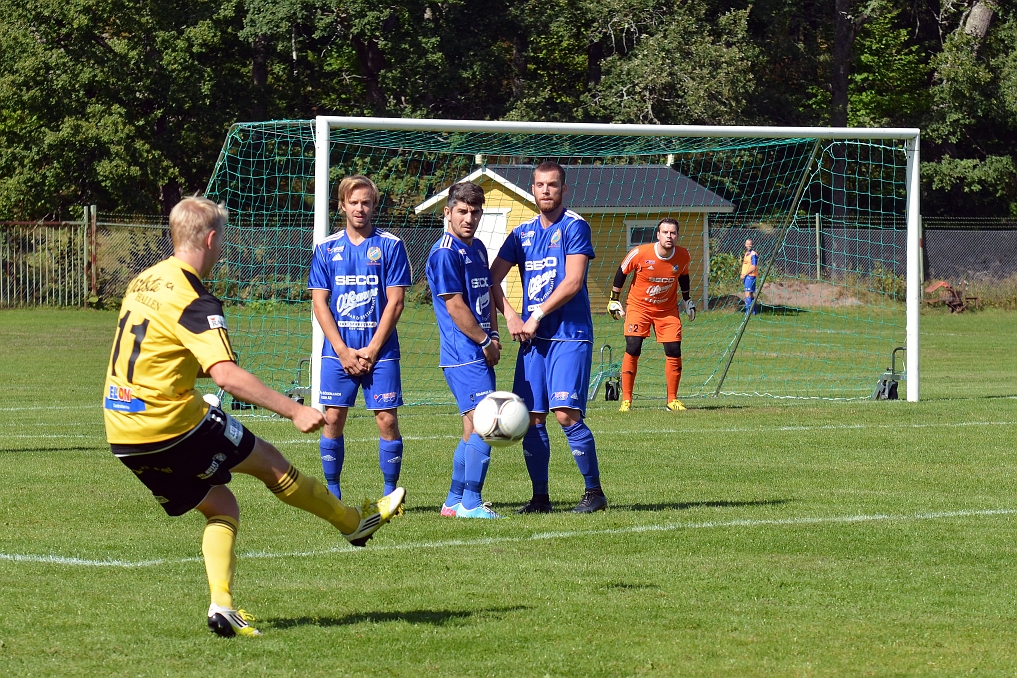 2013_0824_03.JPG - Martin Haglind slår den efterföljande frisparken . . . .