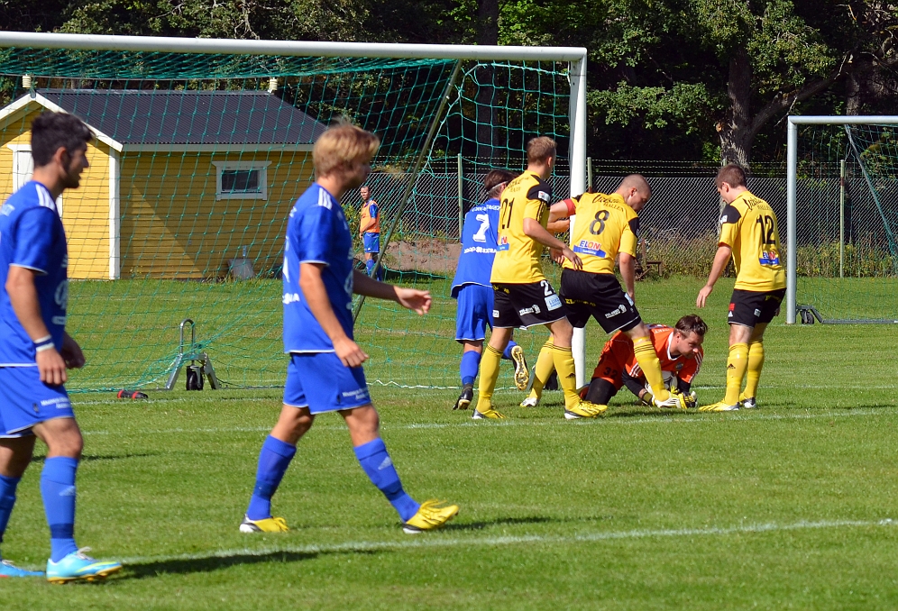 2013_0824_04.JPG - . . . . men Fagersta's målvakt plockar in bollen i skopan