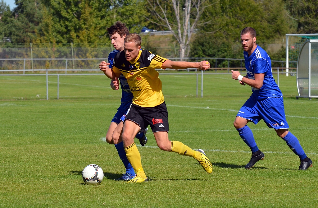 2013_0824_07.JPG - Sebastian Fahlberg i kamp om bollen med en Fagerstaspelare