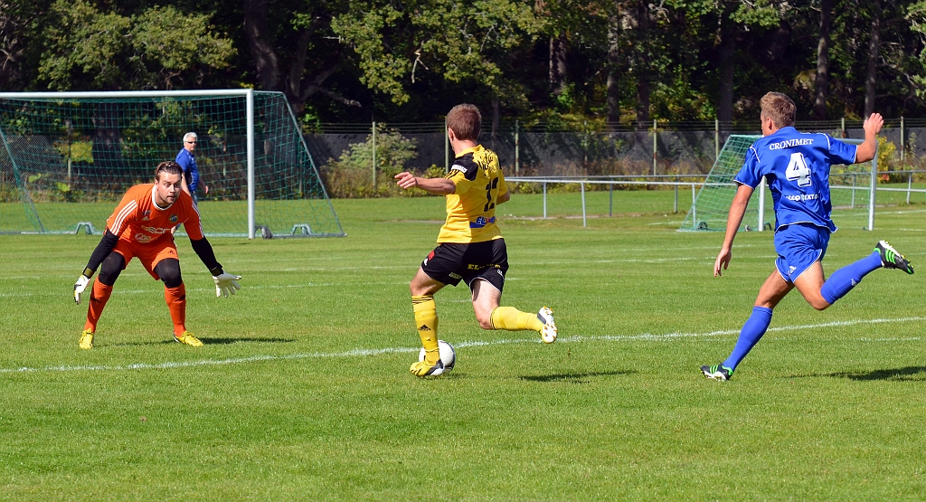 2013_0824_08.JPG - Brandon Wade får en kalaspassning och kommer ensam mot målvakten . . . .