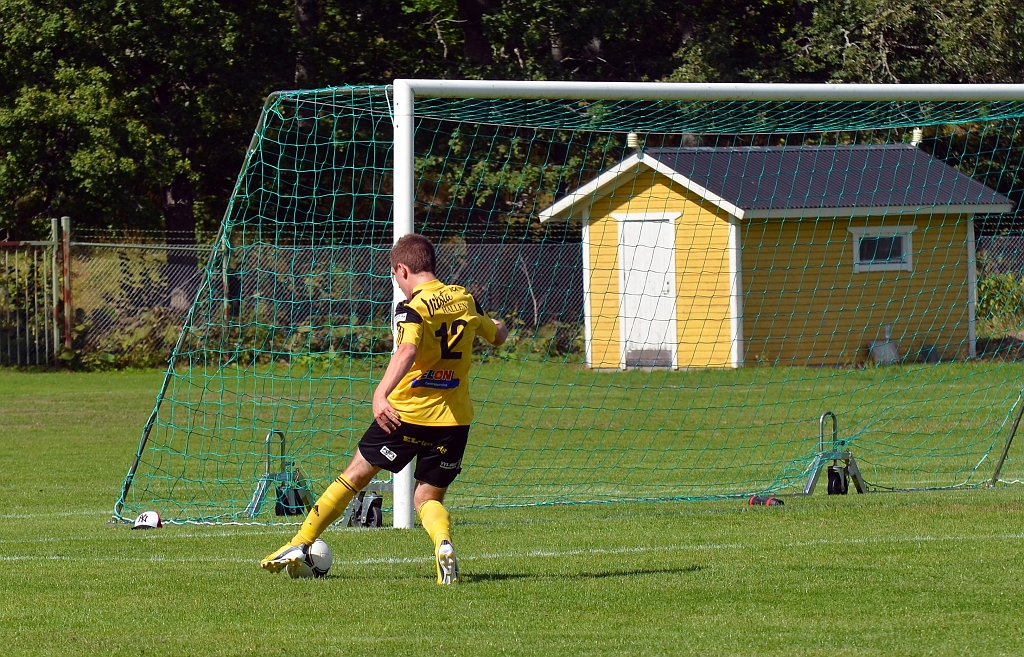 2013_0824_10.JPG - . . . . och slår in bollen i öppet mål, 1-0 till Arboga